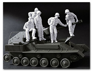 Американские солдаты стоят на захваченном SuKa76M
