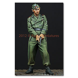 Экипаж бронетехники времен Второй мировой войны с пистолетом