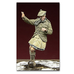 Немецкий шотландский пехотинец времён Первой мировой войны играет в футбол