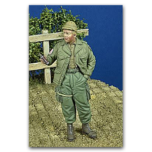 Американский десантник дарит шоколадку, 1944-45 гг.