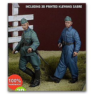Голландский унтер-офицер и матрос бронетранспортёра идут пешком, 1940 год