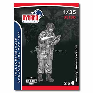 Fallschirmjager проверяет карту – Нормандия, 1944 год.