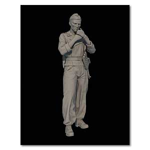 Танкист Ваффен-СС закуривает сигарету