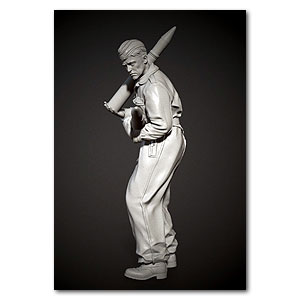 Танкист Ваффен-СС готовит боеприпас №1