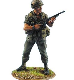 25-я пехотная дивизия США стоит с дробовиком Ithaca 37