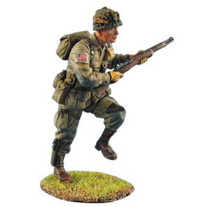 Американский десантник бежит с винтовкой M1 Garand