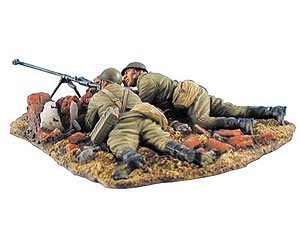 Российский расчет противотанкового ружья ПТРД-41 ведет стрельбу