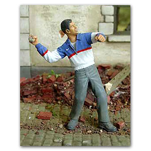 Подросток бросает камень