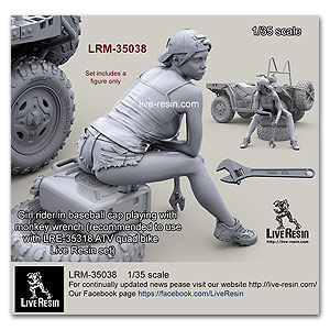 Девушка-мотоциклист в бейсболке играет с разводным ключом