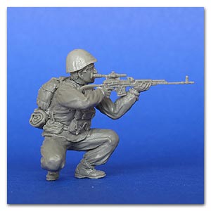 Российский солдат со снайперской винтовкой Драгунова СВД и каской М68. Афганистан.