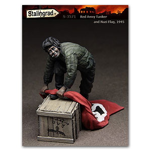 Танкист Красной Армии и нацистский флаг