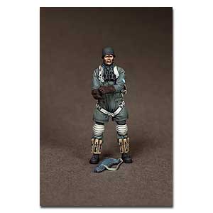 Фельдфебель Fallschirmjager на аэродроме.