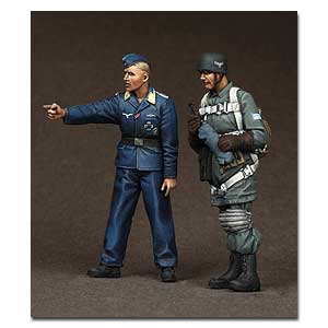 Офицер и фельдфебель Fallschirmjager на аэродроме.