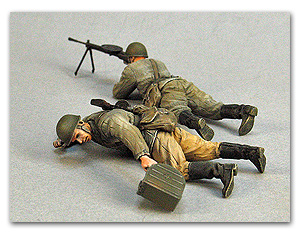 Советские пулемётчики (с 7,62-мм пулемётом ДП-28). 1941–45. Две фигуры.