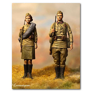 Женщина-солдат Красной армии (РПК) в 1942 году и мужчина-солдат в 1941 году